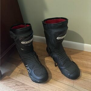 Sedici brand size 44 (men’s 9) Motorcycle Riding Boots with Red Lining